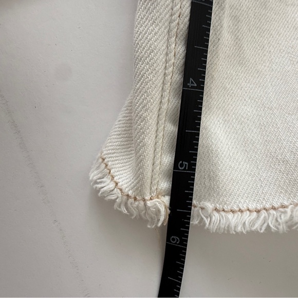 American Eagle Outfitters Stretch Women's off white Cream Distressed Jean Shorts - Picture 5 of 6